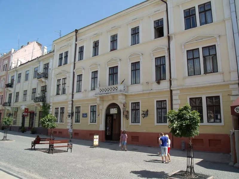 Вулиця з історичною будівлею