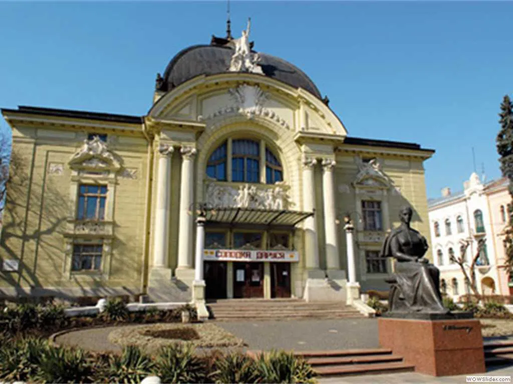 Фасад театру з пам'ятником
