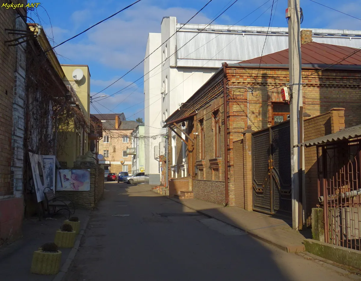 Перехрестя Поштової з видом на історичні фасади будинків Рівного