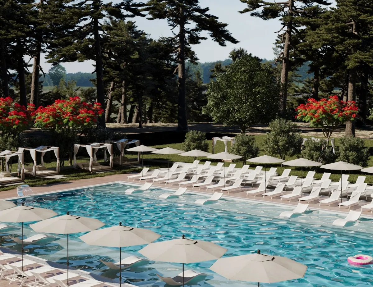 Панорамний вигляд на два басейни комплексу Riviera серед соснового лісу в Жобрині