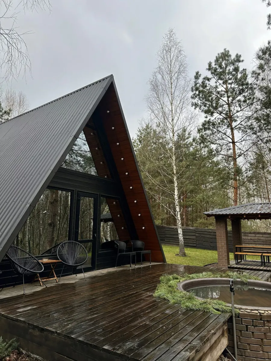 A-frame дерев’яний будиночок серед соснового лісу на глемпінгу CHAN