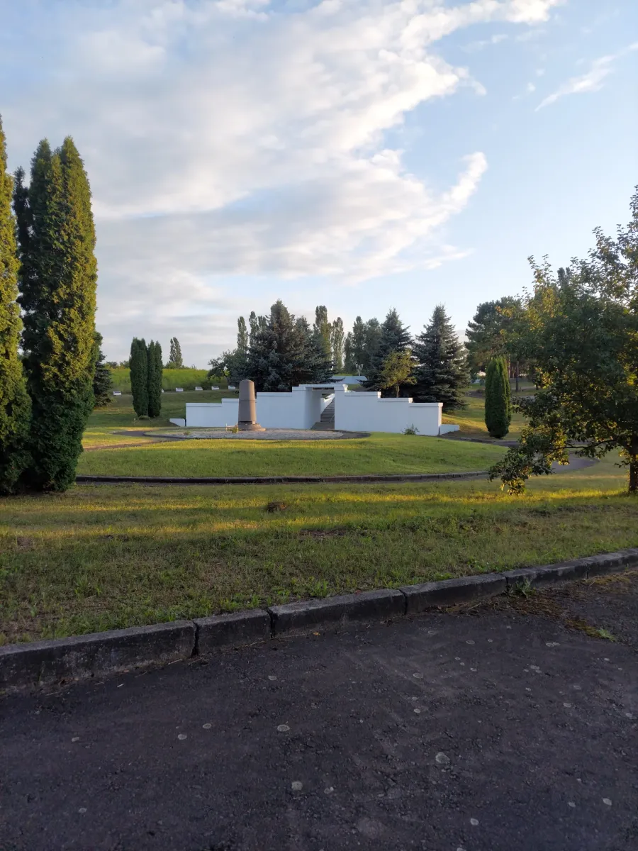 Парк з деревами та пам'ятником