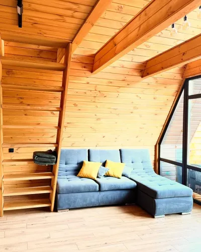 Спальне місце на антресольному рівні A‑Frame будинку Holiday Space