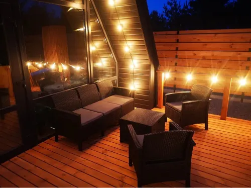 Тераса з барбекю-зоною й меблями біля A‑Frame будинку Holiday Space